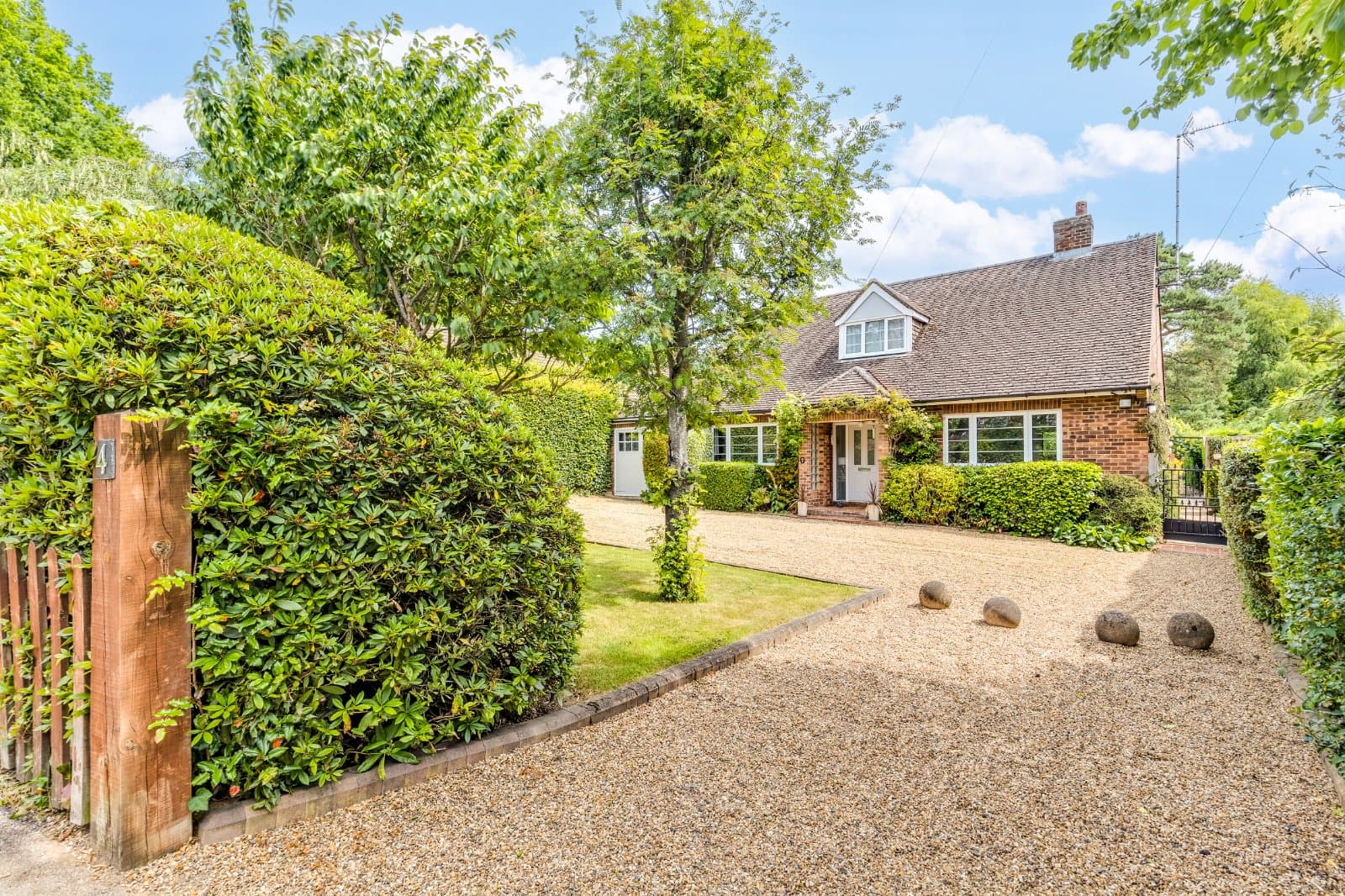 Canonsfield Road, Oaklands, Welwyn, Hertfordshire, AL6 0QH